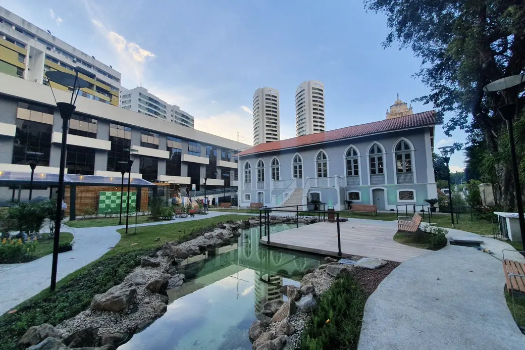 Jardim da Florence Recife, com espelho d'água, caminhos e o casarão histórico ao fundo